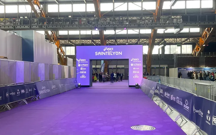 L’arche d’arrivée de la SaintéLyon et son tapis violet, dans la halle, à Lyon